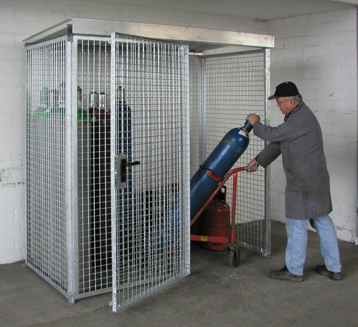 Gasflaschencontainer | Gittercontainer | H 2190 x B 1085 x L 2100 mm | mit Dach | Flügeltor | feuerverzinkt | für 32 Gasflaschen