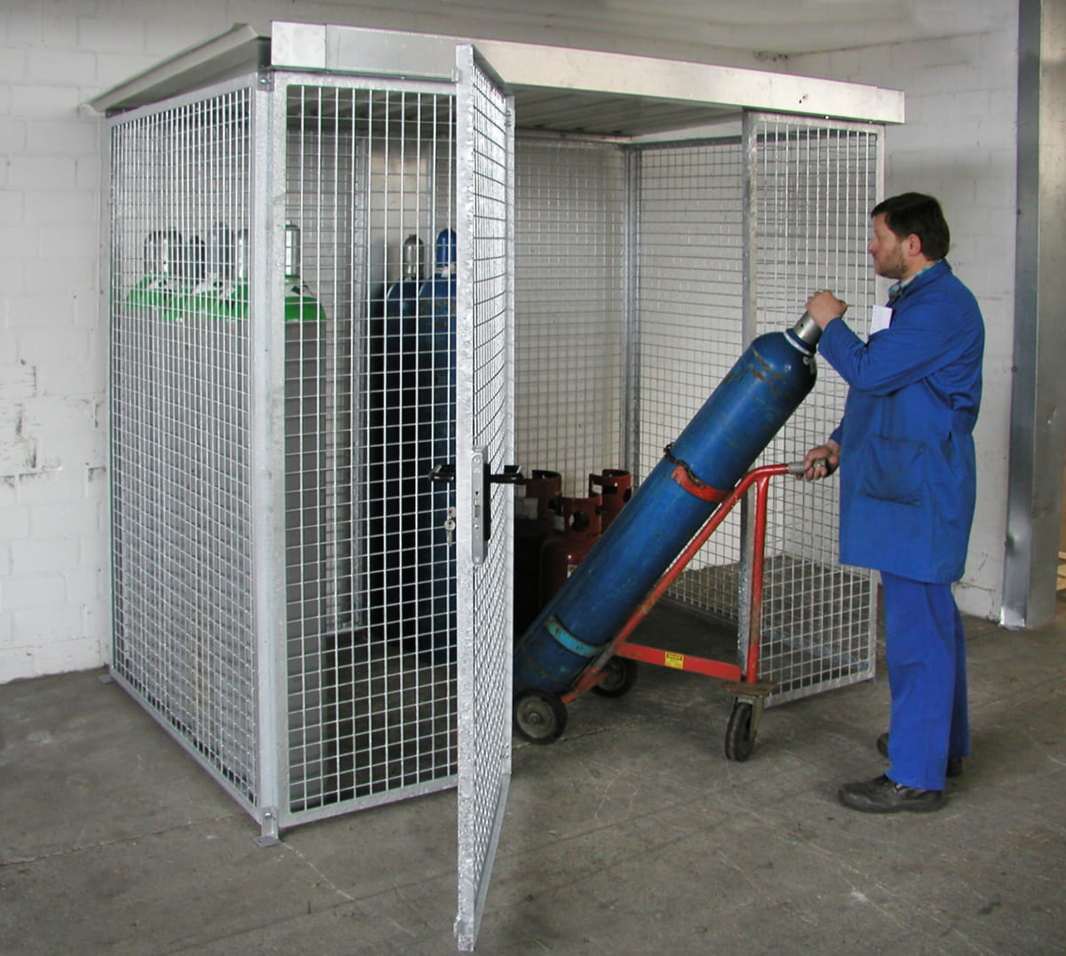 Gasflaschencontainer | Gittercontainer | H 2190 x B 1500 x L 2400 mm | mit Dach | Flügeltor | feuerverzinkt | für 54 Gasflaschen