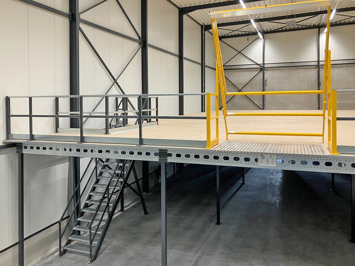 Lagerbühne 10x10m | Tragkraft 500 kg/m² | mit Treppe, Geländer und Übergabestelle