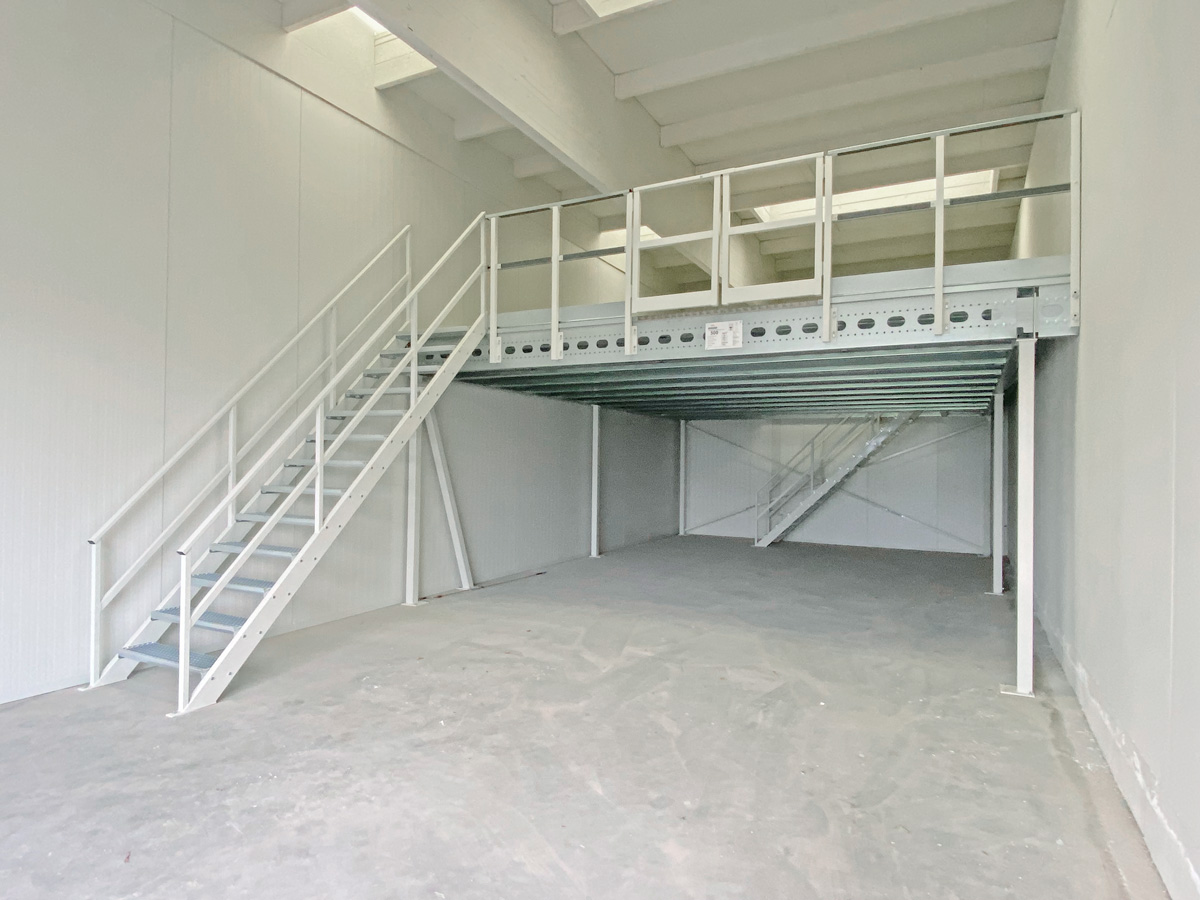 Lagerbühne 10x10m | Tragkraft 500 kg/m² | mit Treppe, Geländer und Übergabestelle
