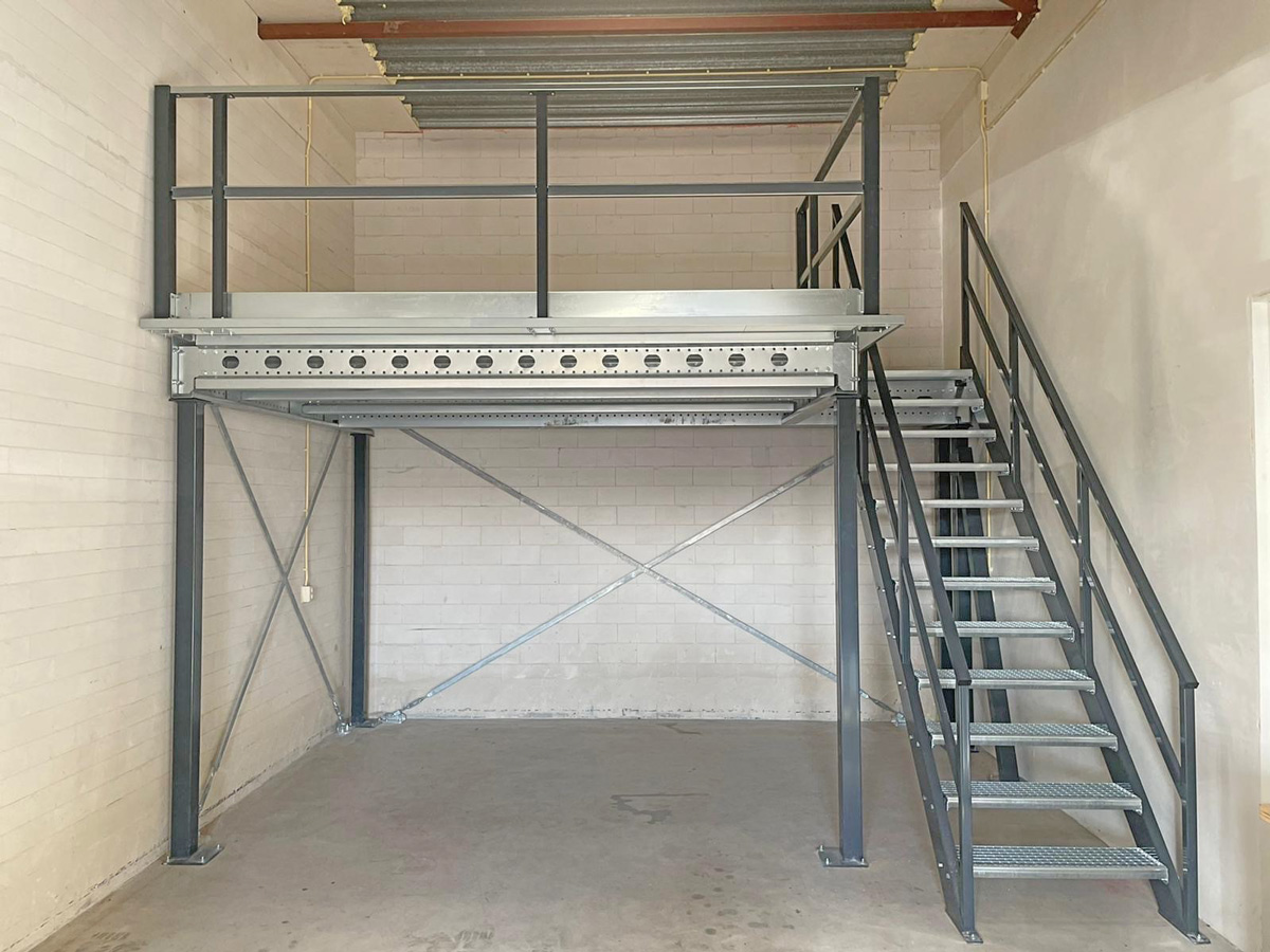Lagerbühne 3x5m | Tragkraft 500 kg/m² | mit Treppe, Geländer und Übergabestelle