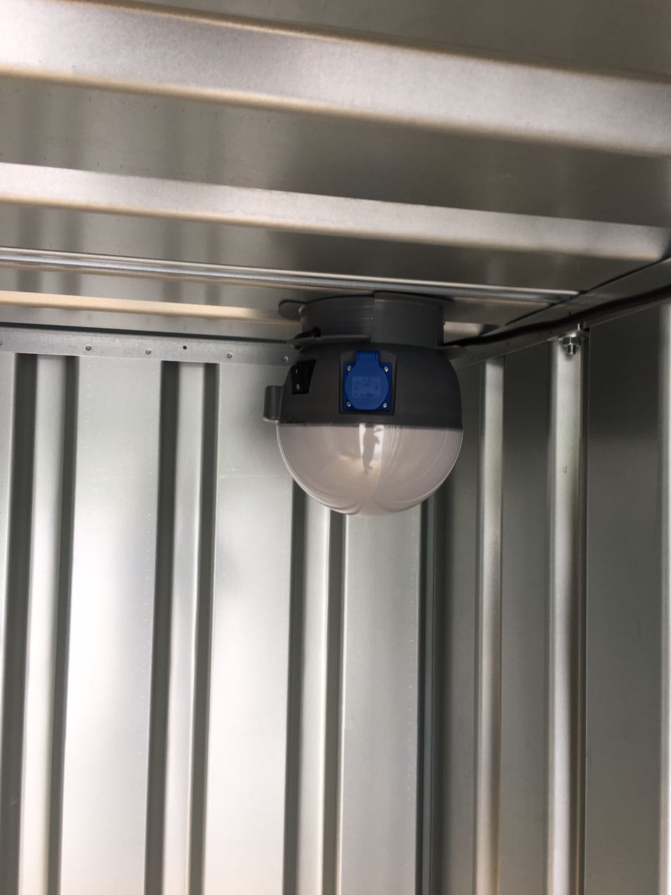 Elektropaket für Materialcontainer und Verkaufscontainer