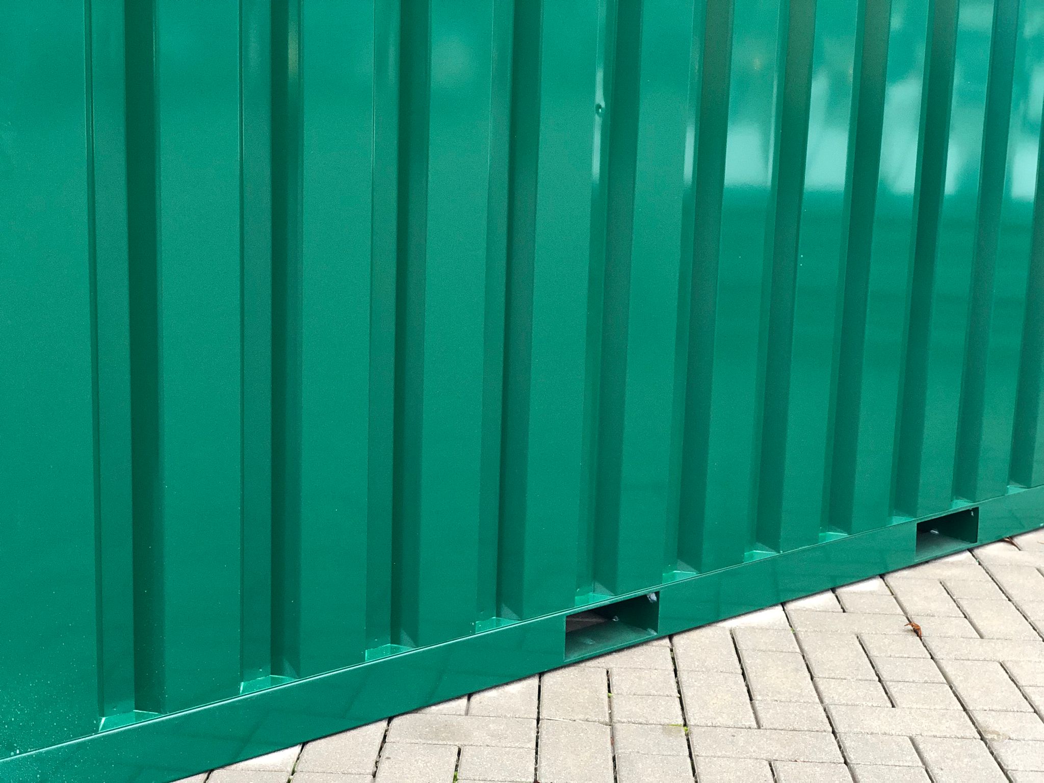 Materialcontainer MC1 lackiert RAL 6005 Moosgrün | H 2090 x B 1500 x T 2280 mm | Tür stirnseitig einflügelig