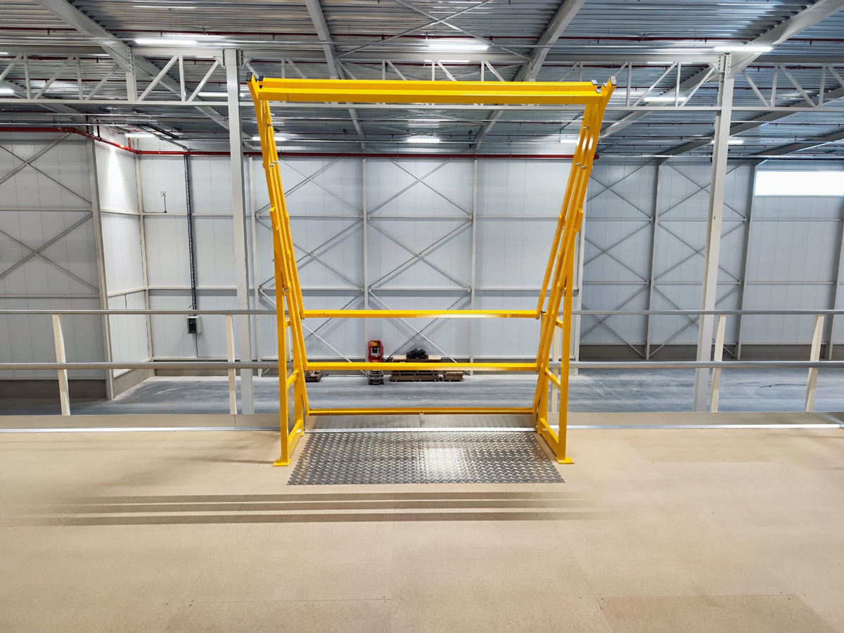 Lagerbühne 5x5m | Tragkraft 500 kg/m² | mit Treppe, Geländer und Übergabestelle