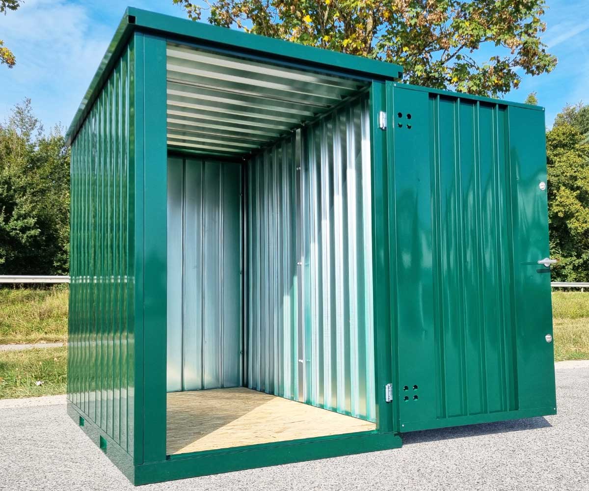 Materialcontainer MC1 lackiert RAL 6005 Moosgrün | H 2090 x B 1500 x T 2280 mm | Tür stirnseitig einflügelig