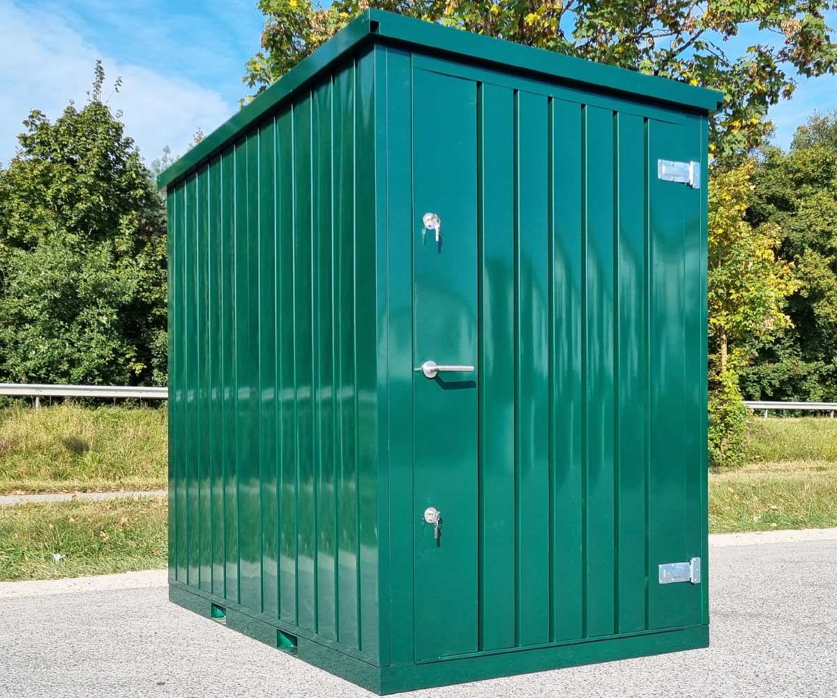 Materialcontainer MC1 lackiert RAL 6005 Moosgrün | H 2090 x B 1500 x T 2280 mm | Tür stirnseitig einflügelig