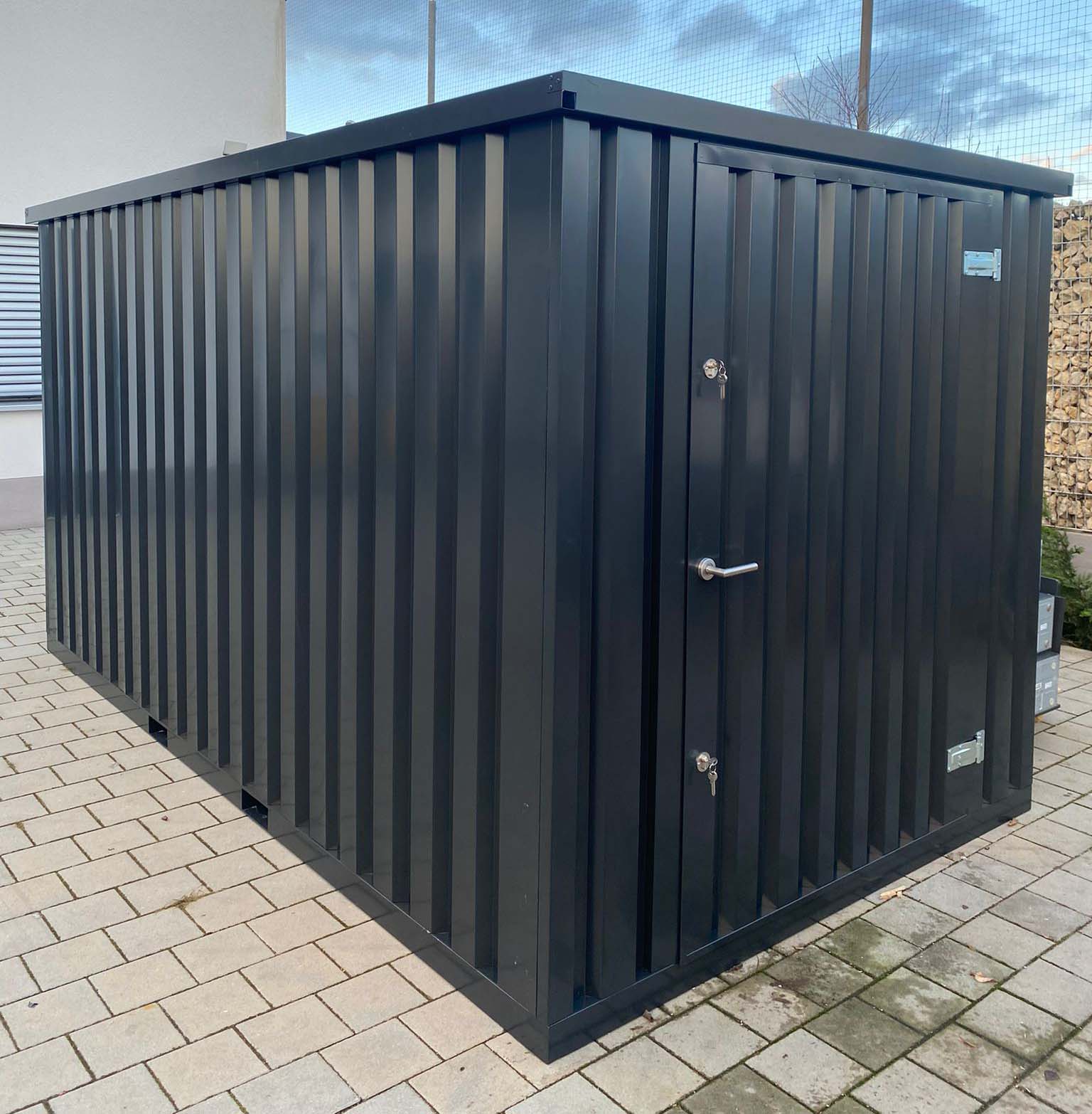 Materialcontainer MC4 lackiert RAL 7021 Schwarzgrau | H 2090 x B 2142 x T 3882 mm | Tür stirnseitig einflügelig