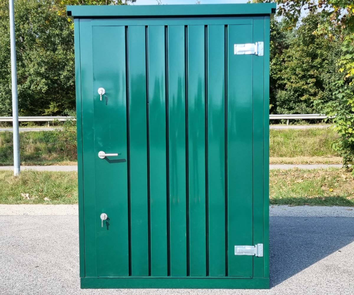 Materialcontainer MC1 lackiert RAL 6005 Moosgrün | H 2090 x B 1500 x T 2280 mm | Tür stirnseitig einflügelig
