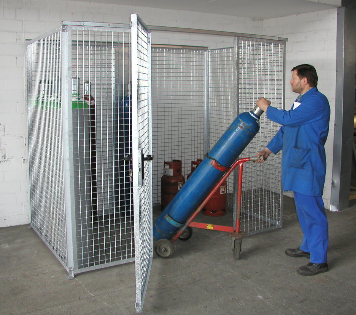 Gasflaschencontainer | Gittercontainer | H 2100 x B 1500 x L 2400 mm | ohne Dach | Flügeltor | feuerverzinkt | für 54 Gasflaschen