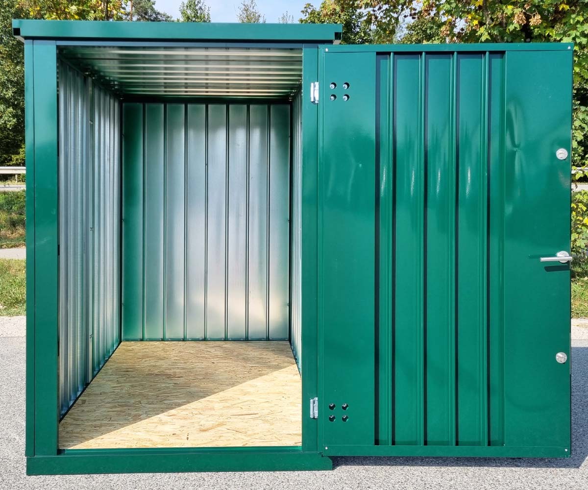 Materialcontainer MC1 lackiert RAL 6005 Moosgrün | H 2090 x B 1500 x T 2280 mm | Tür stirnseitig einflügelig