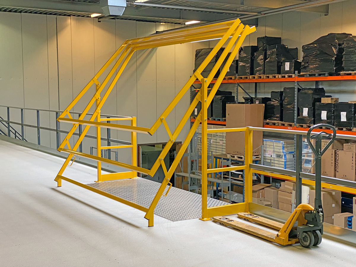 Lagerbühne 3x5m | Tragkraft 500 kg/m² | mit Treppe, Geländer und Übergabestelle