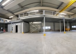 Lagerbühne mit Treppe: Individuelle Planung, Lieferung, Montage von Lagertechnik.de